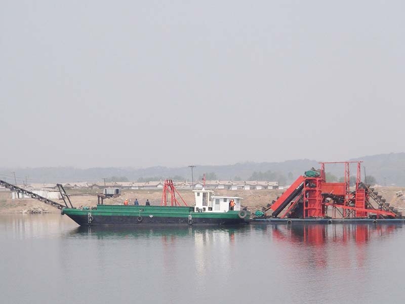 Chain bucket dredger